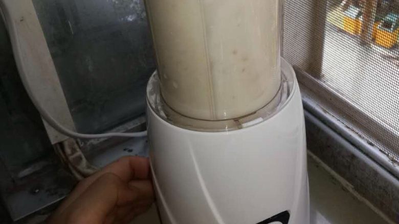 健康玉米汁,放点凉白开水(可以稍微热一点,量因人而异),打开搅拌开关
