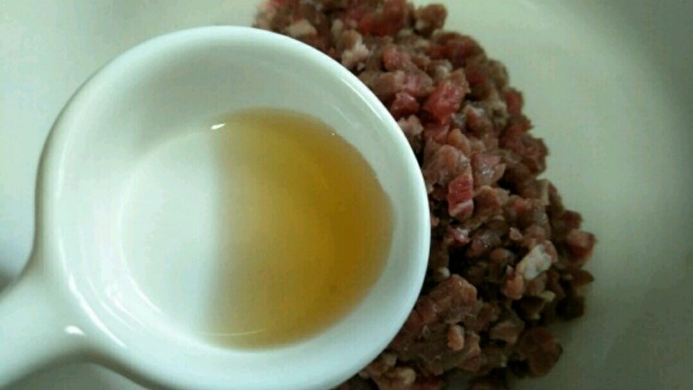 香辣牛肉酱,放入1勺料酒抓匀静止10-15分钟~