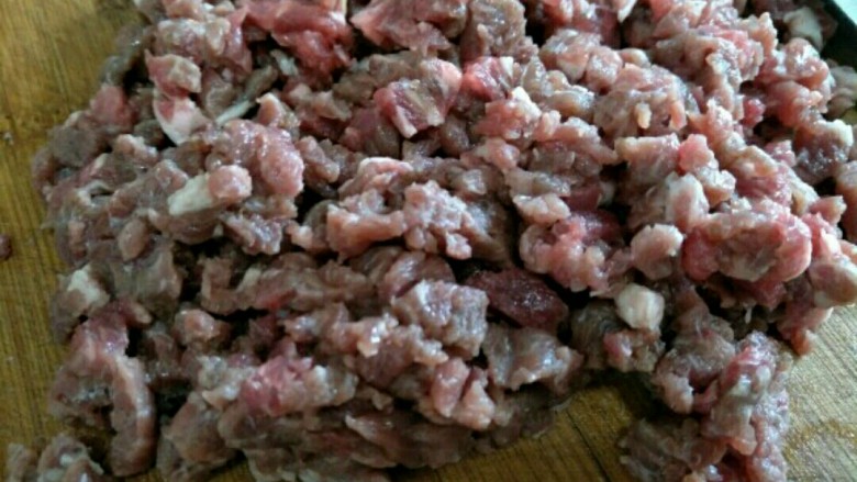 香辣牛肉酱,将牛肉清洗干净,吸干表面水份,将其切成小肉粒~