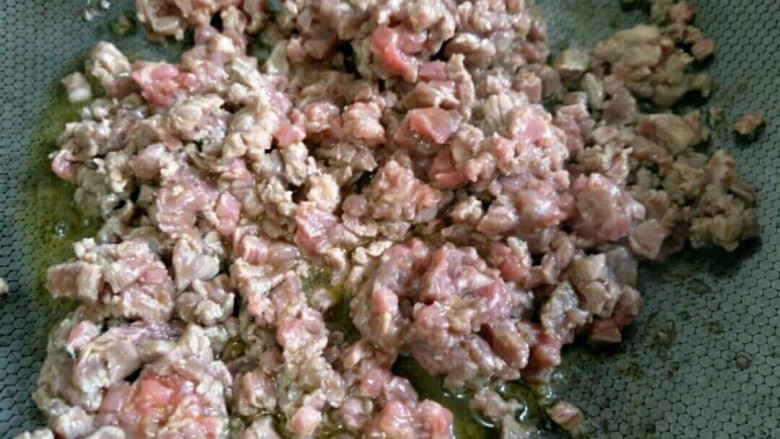 香辣牛肉酱,起锅留底油,放入牛肉丁煸炒,至无水份后关火盛出备用~