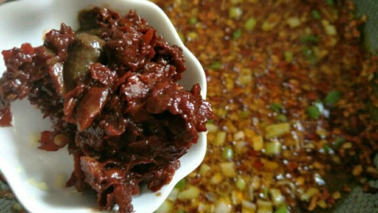 香辣牛肉酱,接着放入豆瓣酱和<a style='color:red;display:inline-block;' href='/shicai/ 712'>甜面酱</a>~