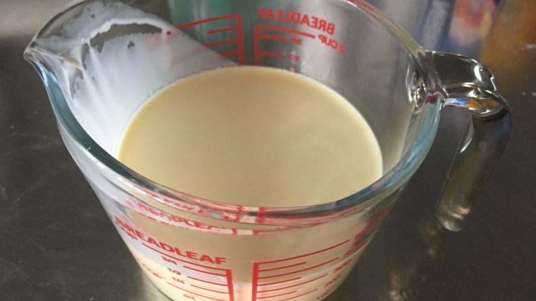 曲奇蛋挞,就是五种材料混合均匀即可,挞水需要过筛两次,这样蛋挞的口感更细腻