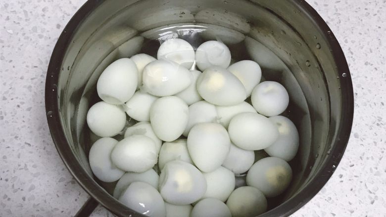 铁皮卤蛋--无法拒绝的小零食,洗净的鹌鹑蛋放入锅中,加入没过鹌鹑蛋的冷水