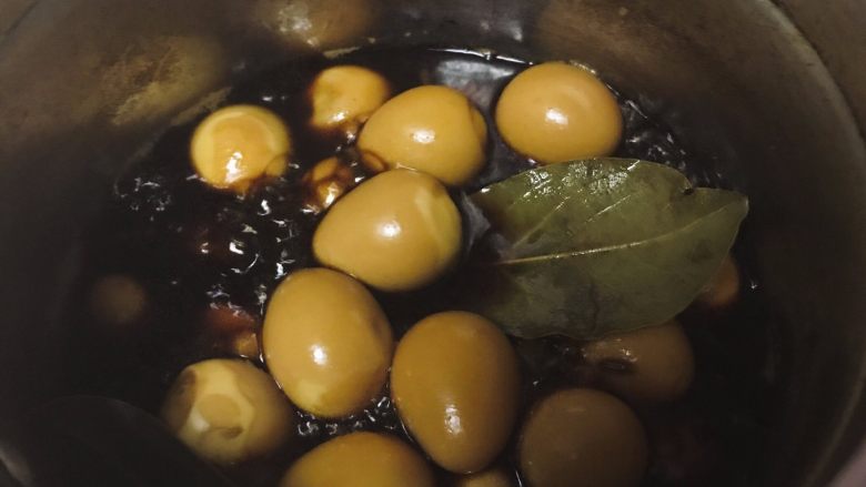 铁皮卤蛋--无法拒绝的小零食,表皮晾干后继续放入之前的锅中,继续煮沸后小火煮15分钟左右。