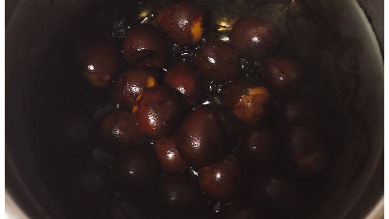 铁皮卤蛋--无法拒绝的小零食,这个时候汤逐渐减少,最后几分钟注意翻拌鹌鹑蛋,使其表面均匀裹满汤汁,汤汁逐渐粘稠变少后关火即可。