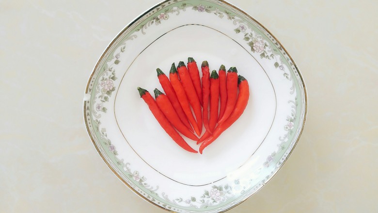 尖椒炒肥肠,<a style='color:red;display:inline-block;' href='/shicai/ 212331'>指天椒</a>洗干净备用!