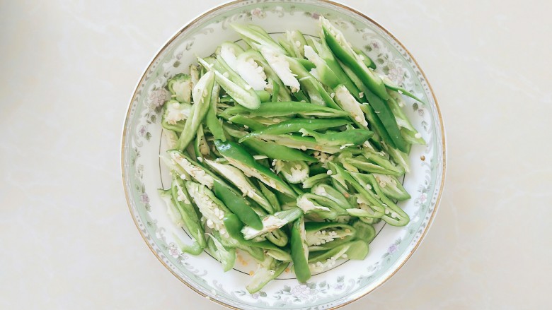 尖椒炒肥肠,尖椒切成条状!