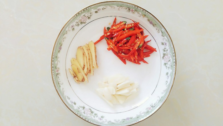 尖椒炒肥肠,<a style='color:red;display:inline-block;' href='/shicai/ 2794'>大蒜</a>生姜切片,指天椒切条!