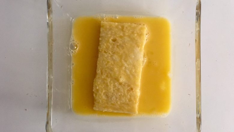 小调的早餐--第一话,把吐司均匀的沾满蛋液(边缘别忘了)