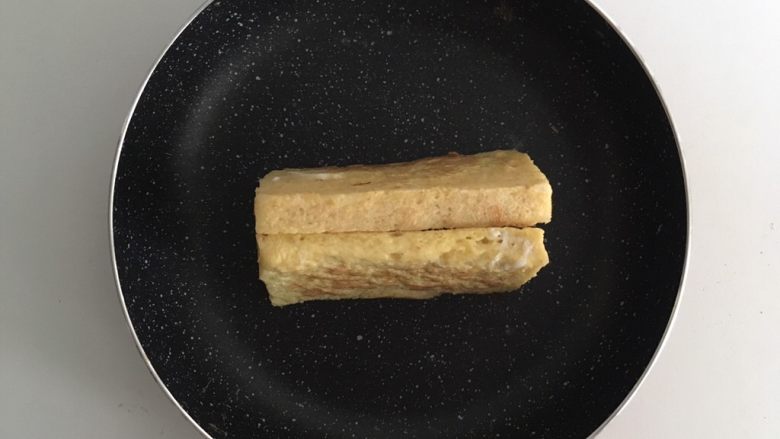 小调的早餐--第一话,双面煎好关火用余温再烫烫边边角角~做好的吐司煎蛋软软香香的,还不会像纯吐司那么干