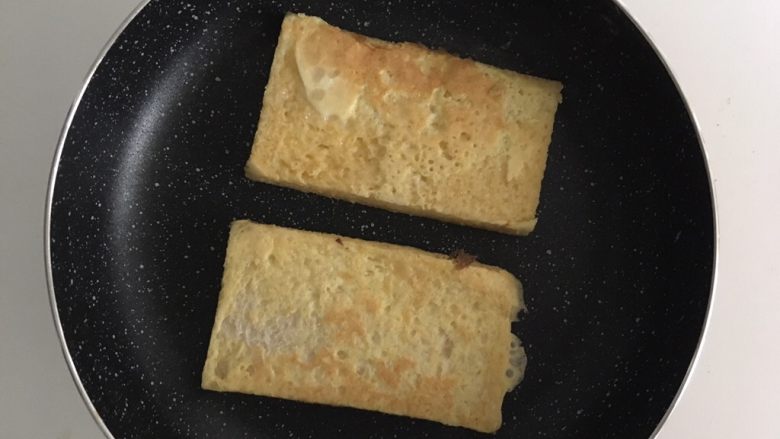 小调的早餐--第一话,这个很好熟,所以勤翻面,随时检查别糊了