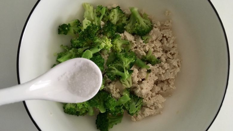小调的早餐--第一话,晾凉的西兰花切碎和豆腐碎放一起,加入盐