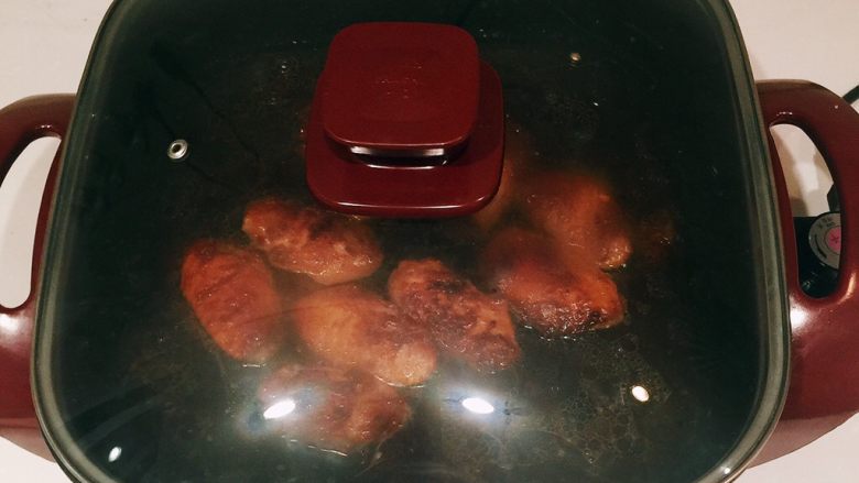 一盘小确幸——焦糖咖啡鸡翅,盖上锅盖,小火焖煮;