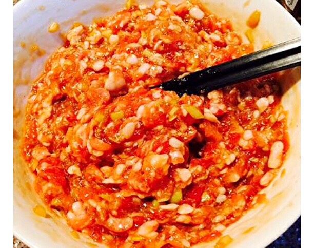 大肉笼,锅烧热放油,把油炸开关火,等油温下来放进肉馅里拌匀。如果是橄榄油或者色拉油可以直接放。我不喜欢吃太油的,所以少放油。