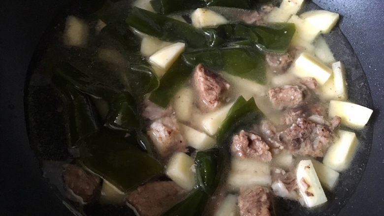 土豆牛肉炖海带,加清水或者牛肉汤,刚没过食材即可