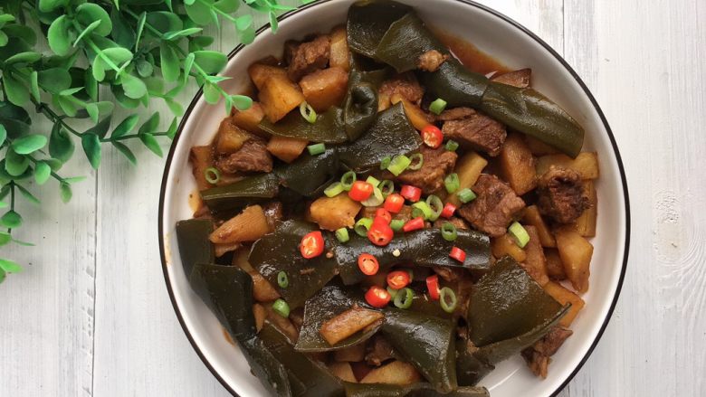 土豆牛肉炖海带,撒些葱花辣椒碎(我放辣椒纯属装饰…)颜色很重,但是单独吃绝对不咸的~主食、蔬菜、肉类一次解决