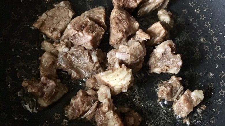 土豆牛肉炖海带,热锅凉油,放入牛肉翻炒一下