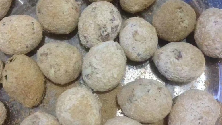 青椒鹌鹑皮蛋,把外壳洗干净剥皮