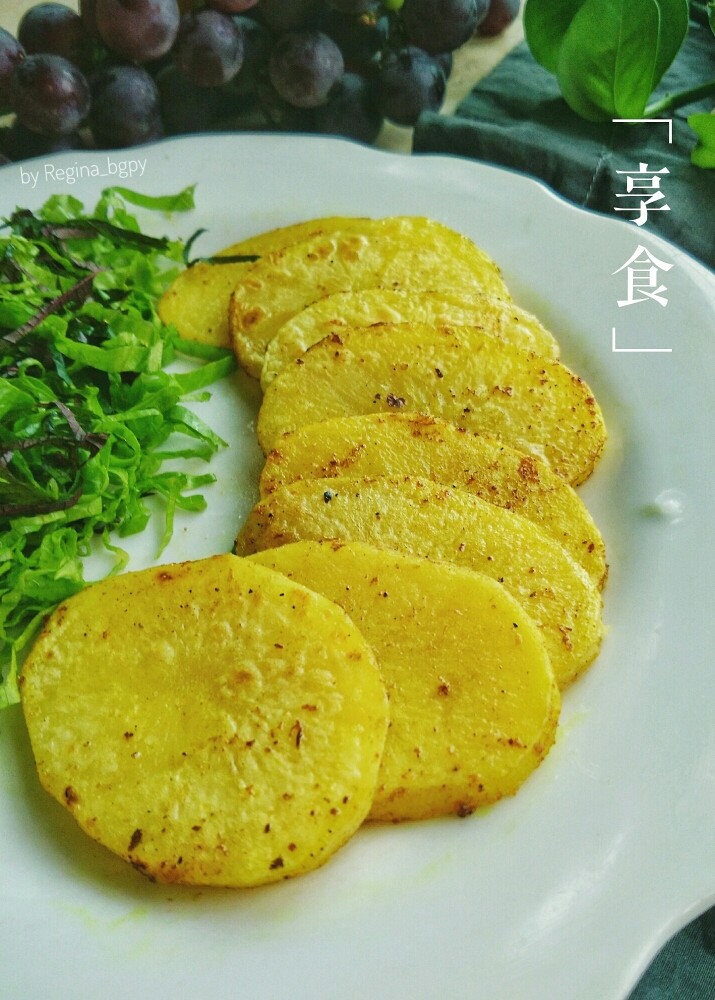 健康简易版～香煎土豆,淀粉含量高的主食最好不要出锅就食用，尤其是血糖较高的朋友，过热的情况下，血糖反应加剧～