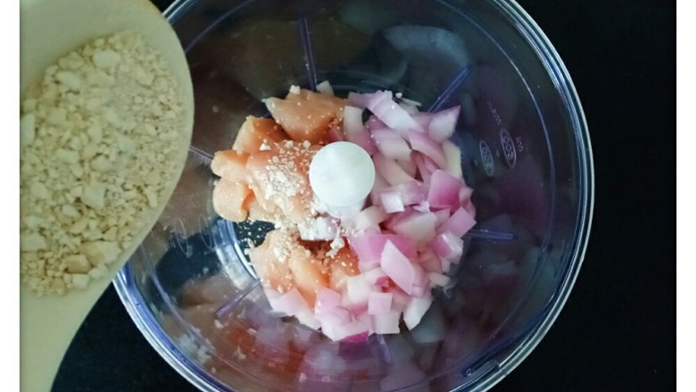 元气海苔鸡肉饼💪,鸡胸肉丁洋葱丁和淀粉一起放进绞肉机里