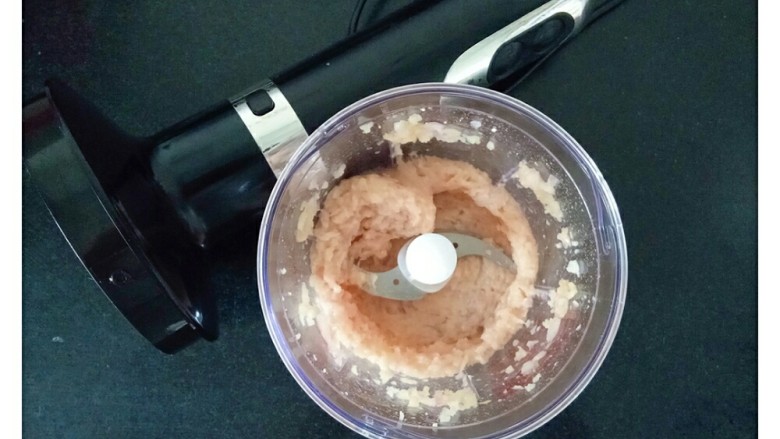 元气海苔鸡肉饼💪,用绞肉机搅拌成泥(没有搅拌机的,可以先把鸡肉和洋葱一起剁成泥,再加入淀粉搅拌均匀)