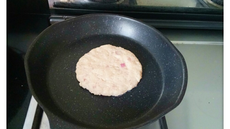 元气海苔鸡肉饼💪,油热后放入鸡肉饼
