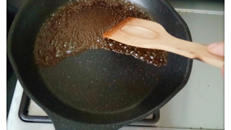 元气海苔鸡肉饼💪,调好的料汁倒进锅里,中火煮至略微粘稠(煮的时候用勺子刮着锅底会不容易糊锅一些)
