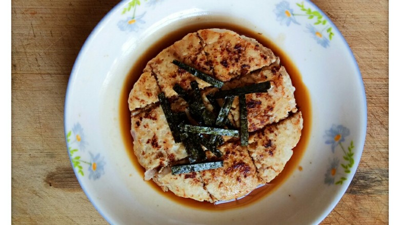 元气海苔鸡肉饼💪,煮好的料汁浇到鸡肉饼上,再撒上一些海苔丝做装饰,元气海苔鸡肉饼就完成啦!
