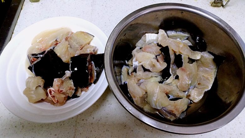 麻辣片片鱼,鱼是在菜场宰杀回来的,鱼必须新鲜。把鱼肉打成片状,鱼骨打成块状.