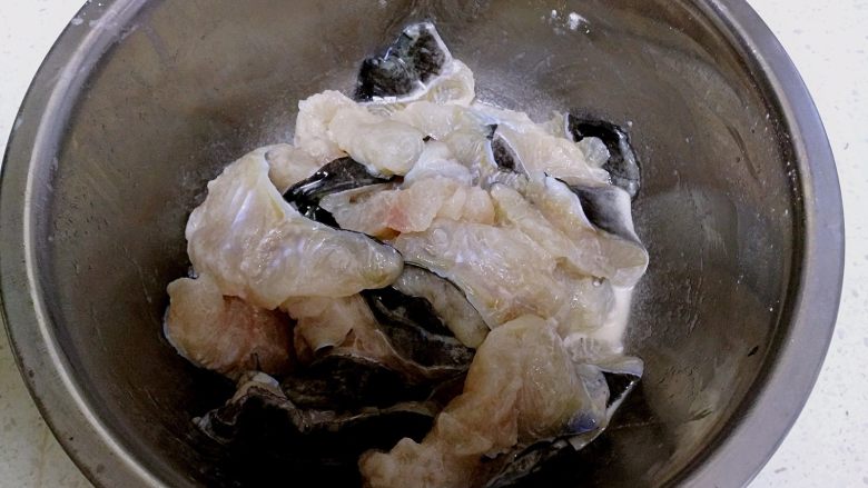 麻辣片片鱼,把鱼肉捞出,沥干水分。在鱼肉里加入淀粉、料酒、盐。腌制20分钟。