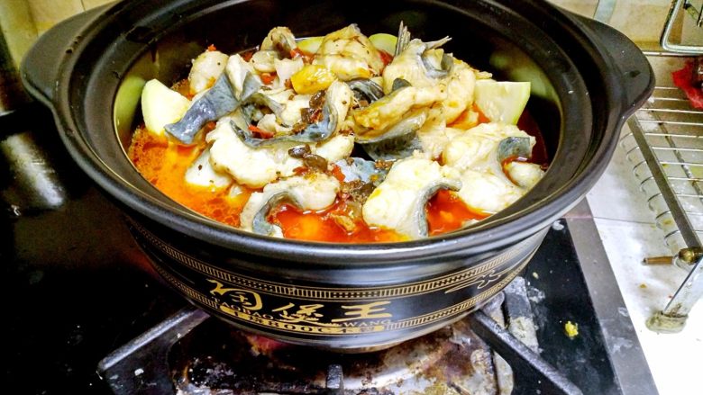 麻辣片片鱼,把刚煮开的鱼肉,捞出放在鱼头、鱼骨上面。然后把煮鱼的<a style='color:red;display:inline-block;' href='/shicai/ 4159'>火锅底料</a>汤倒入砂锅。用中火把砂锅里煮开。煮开后就可以食用。