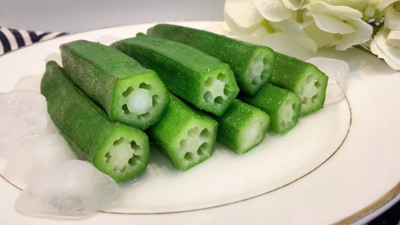 冰镇芥末秋葵,夏天冰凉凉的,好舒服。