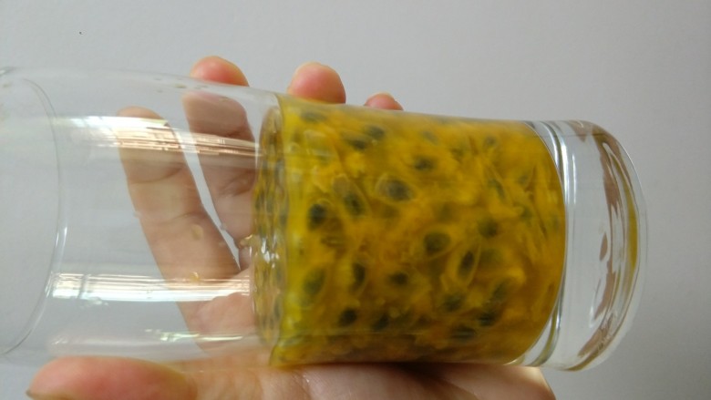 百香果蛋挞,准备好<a style='color:red;display:inline-block;' href='/shicai/ 2068'>百香果</a>