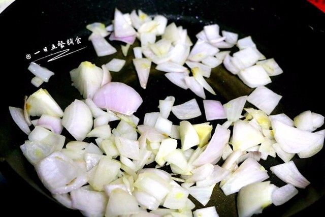 酸甜田园菠萝炒饭, 重新下油烧热,放入洋葱爆香。