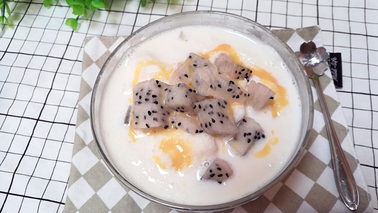 火龙果炼乳沙冰