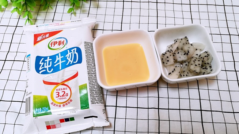 火龙果炼乳沙冰,准备食材有<a style='color:red;display:inline-block;' href='/shicai/ 13431'>纯牛奶</a>、<a style='color:red;display:inline-block;' href='/shicai/ 893'>炼乳</a>、<a style='color:red;display:inline-block;' href='/shicai/ 608'>火龙果</a>
水果可以自己更换喜欢的种类，也可以用蜜红豆