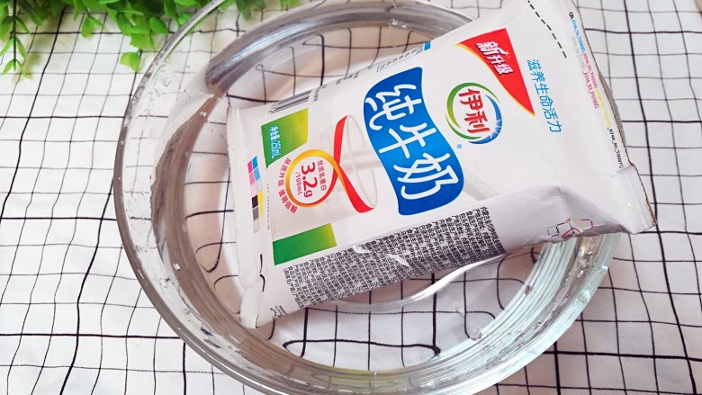 火龙果炼乳沙冰,将纯牛奶放入冰箱冷冻4小时,取出过一下凉水