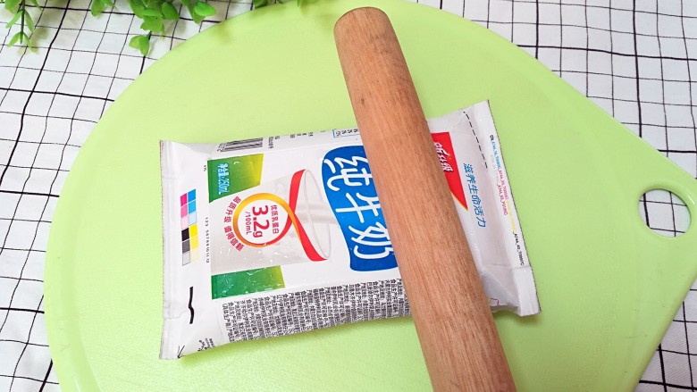 火龙果炼乳沙冰,过完凉水的牛奶用擀面杖敲打,直至冰块碎开