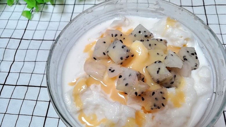火龙果炼乳沙冰,最后淋上炼乳搅拌均匀