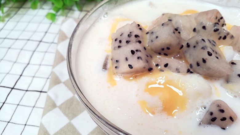 火龙果炼乳沙冰,为了拍照和视频,有点化了,大家按照这个方子做,不拍照不会化滴