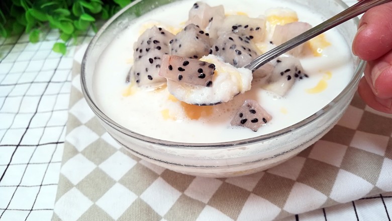 火龙果炼乳沙冰,沙冰入口软绵绵滴,哈哈,想不想来一份