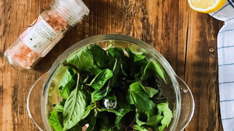 罗勒青酱-唤醒你心底的光（raw vegan低脂健康版）,把<a style='color:red;display:inline-block;' href='/shicai/ 670'>松子</a>、罗勒叶、营养酵母粉、
盐、黑胡椒粉、<a style='color:red;display:inline-block;' href='/shicai/ 919'>柠檬汁</a>倒入料理机中，
打几下，先让材料混合一下。

营养酵母粉非常天然
又含有丰富的B族维生素，
最棒的是有着非常浓郁的芝士香，
低脂又健康。
