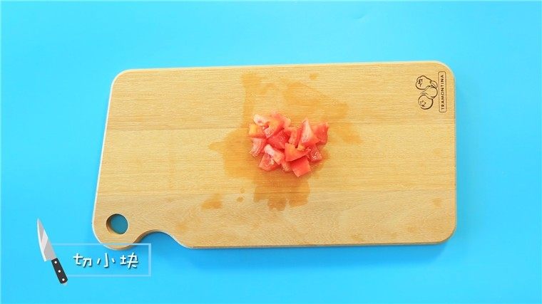 夏天宝宝的开胃面条,做法非常简单哦,去蒂后切成小丁。