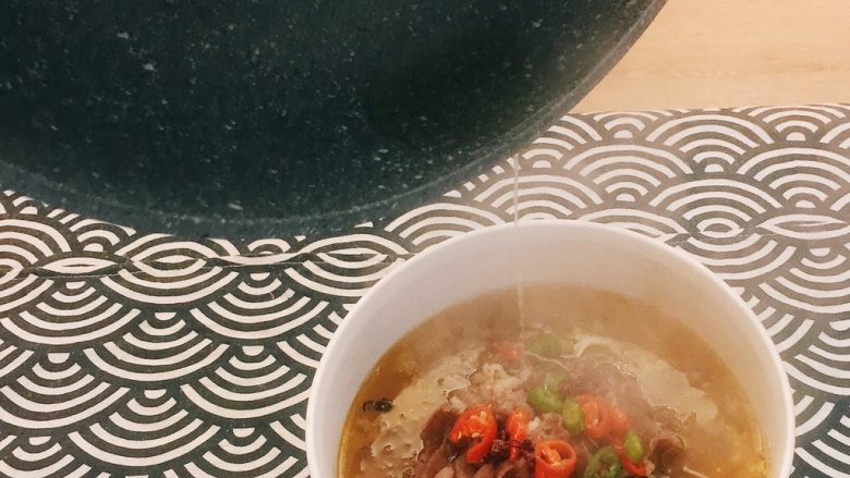 极品酸汤肥牛,将热油淋在花椒上;