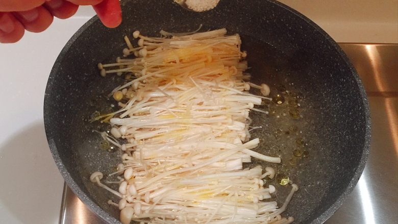 极品酸汤肥牛,再加入适量盐;