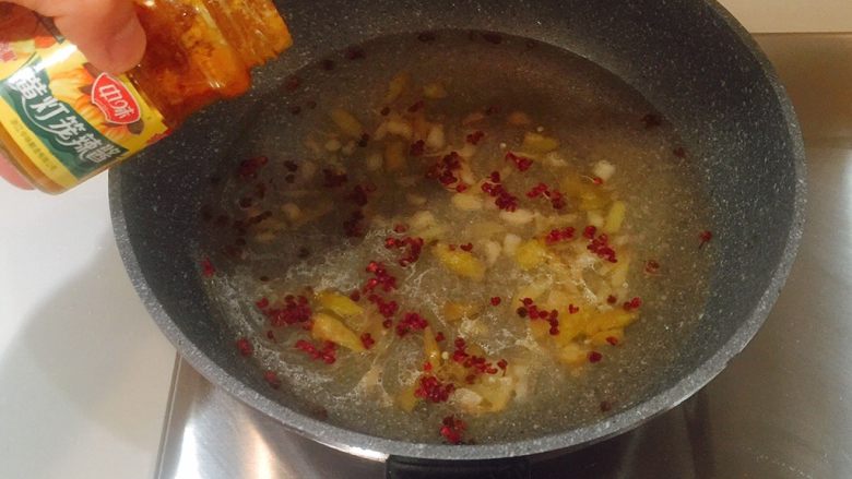 极品酸汤肥牛,放入适量黄灯笼辣椒酱;
PS:这道菜的灵魂;