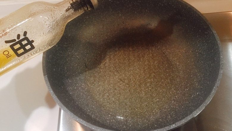 极品酸汤肥牛,锅内倒少量油,烧热;