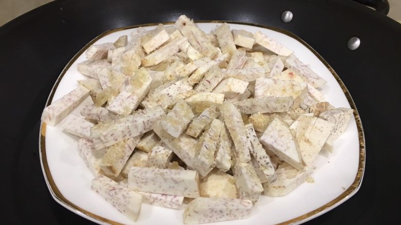 桂花芋泥,大火蒸15到20分钟。蒸好的芋头底下会有糖水,不要倒掉一起放进去搅拌。