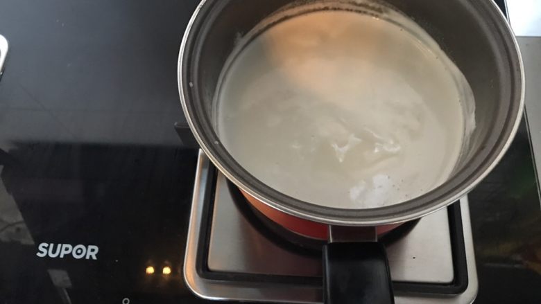 杨枝甘露,牛奶加热至糖化,放一边晾凉