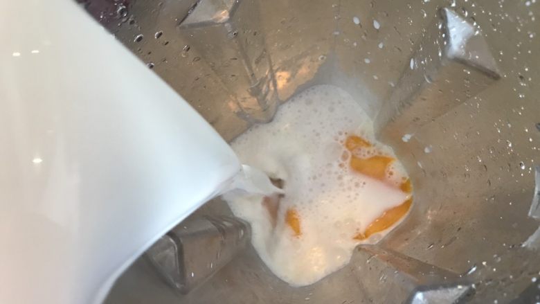 杨枝甘露,椰汁也倒进料理机